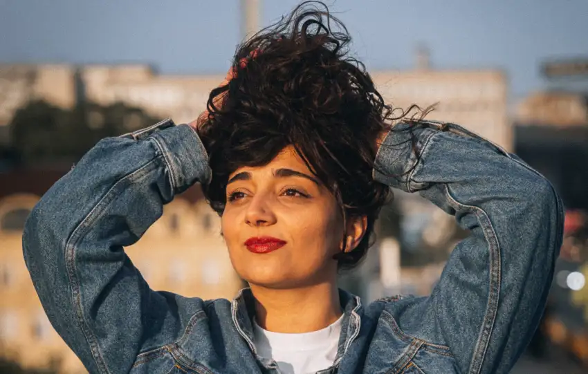 Portret Vlanetine Bakti, autorke poezije, na fotografiji.